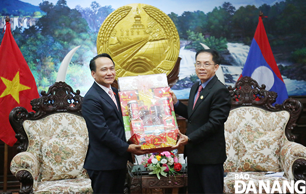 Standing Deputy Secretary of the Da Nang Party Committee Nguyen Dinh Vinh (left) gave a gift to Salavan provincial leader on the occasion of Bunpimay 2025. Photo: DAC MANH
