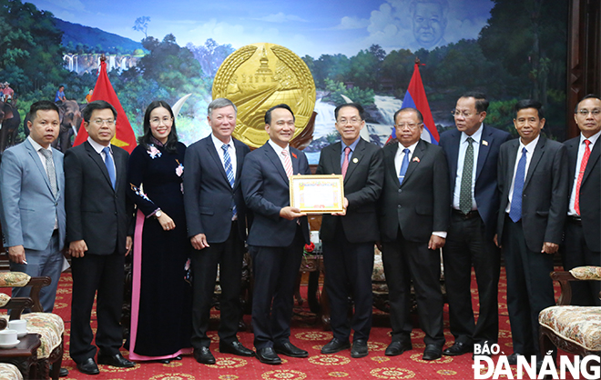 Secretary of Salavan Provincial Party Committee and provincial Governor Daovong Phonekeo (5th, right) presented a Certificate of Appreciation for Da Nang in recognition of the city's support for the province. Photo: DAC MANH