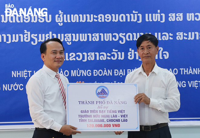 Standing Deputy Secretary of the Da Nang Party Committee Nguyen Dinh Vinh (left) donated VND120 million to the Association of Vietnamese people in Salavan Province to support the payment of salaries for Vietnamese language teachers at the Laos-Viet Nam Friendship School. Photo: DAC MANH
