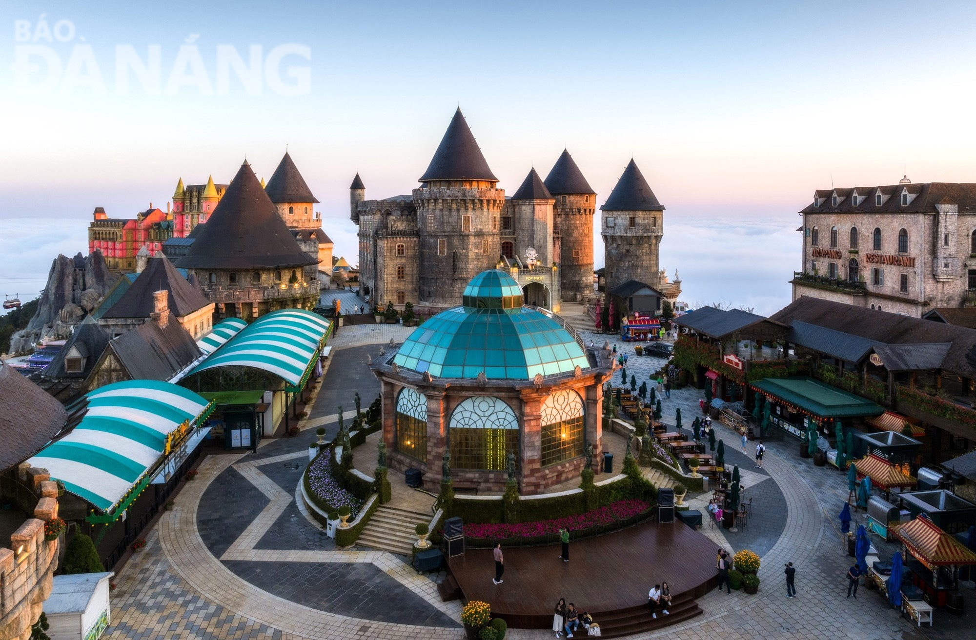 The service sector continues to be a major contributor to the city's economic growth. In the photo: A corner of Sun World Ba Na Hills tourist area. Photo: M.QUE