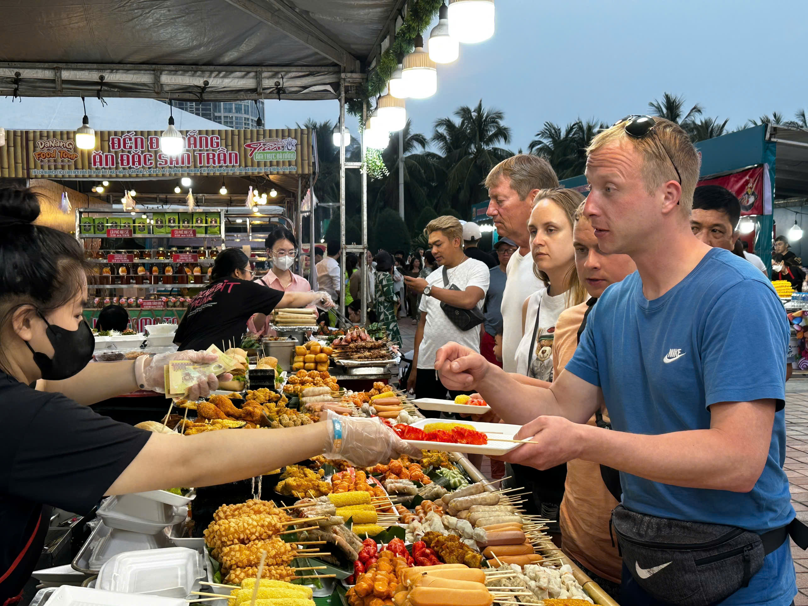 Many festivals and events are held continuously throughout the year, making Da Nang an increasingly attractive destination. Photo: NGOC HA