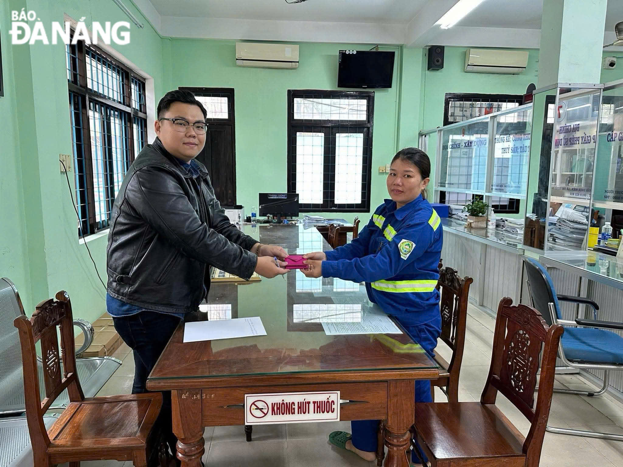 An environmental worker finds lost items and return them to their rightful owners.