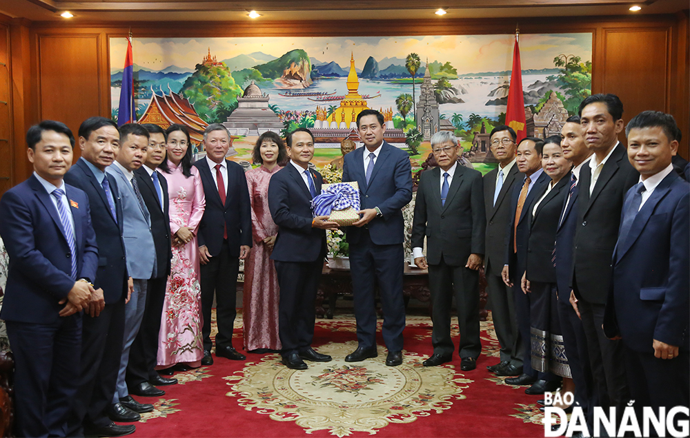 Bí thư, Tỉnh trưởng tỉnh Champasak Alounxai Sounnalath (thứ 8 từ phải qua) tặng quà lãnh đạo thành phố Đà Nẵng. Ảnh: ĐẮC MẠNH