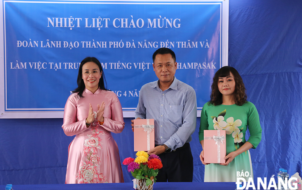 Phó chủ tịch UBND thành phố Nguyễn Thị Anh Thi tặng quà cho 2 giáo viên của thành phố cử sang dạy tại Trung tâm Tiếng Việt tại tỉnh Champasak. Ảnh: ĐẮC MẠNH