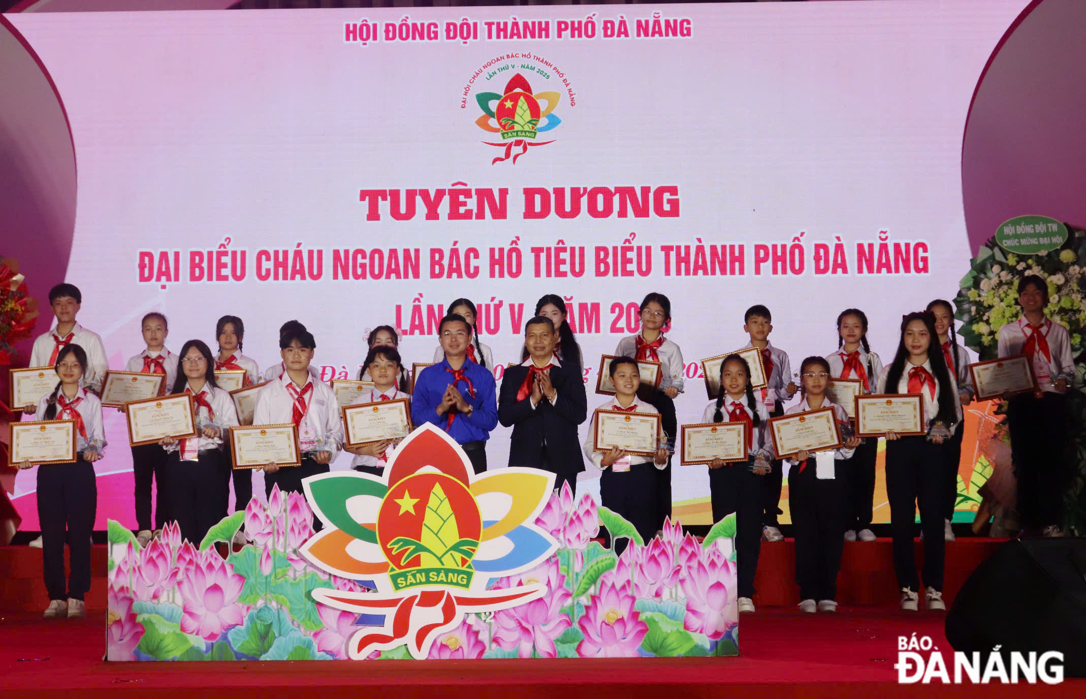 Tại chương trình, tuyên dương 60 đại biểu cháu ngoan Bác Hồ tiêu biểu. Ảnh: KHÁNH NGÂN