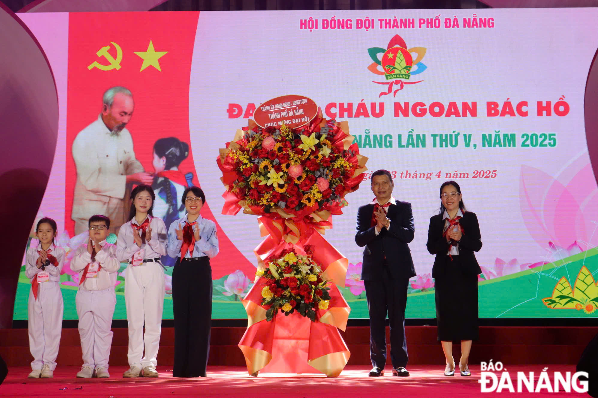 Lãnh đạo thành phố tặng hoa chúc mừng đại hội. Ảnh: KHÁNH NGÂN