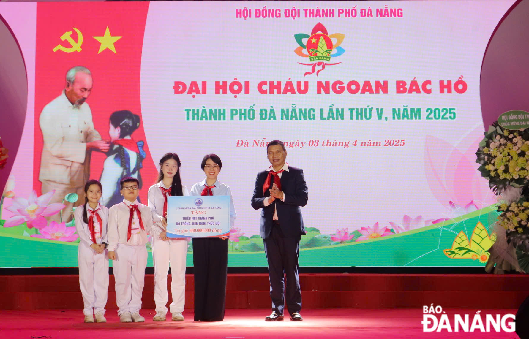 Dịp này, UBND thành phố tặng thiếu nhi thành phố bộ trống, kèn nghi thức đội trị giá 669 triệu đồng. Ảnh: KHÁNH NGÂN