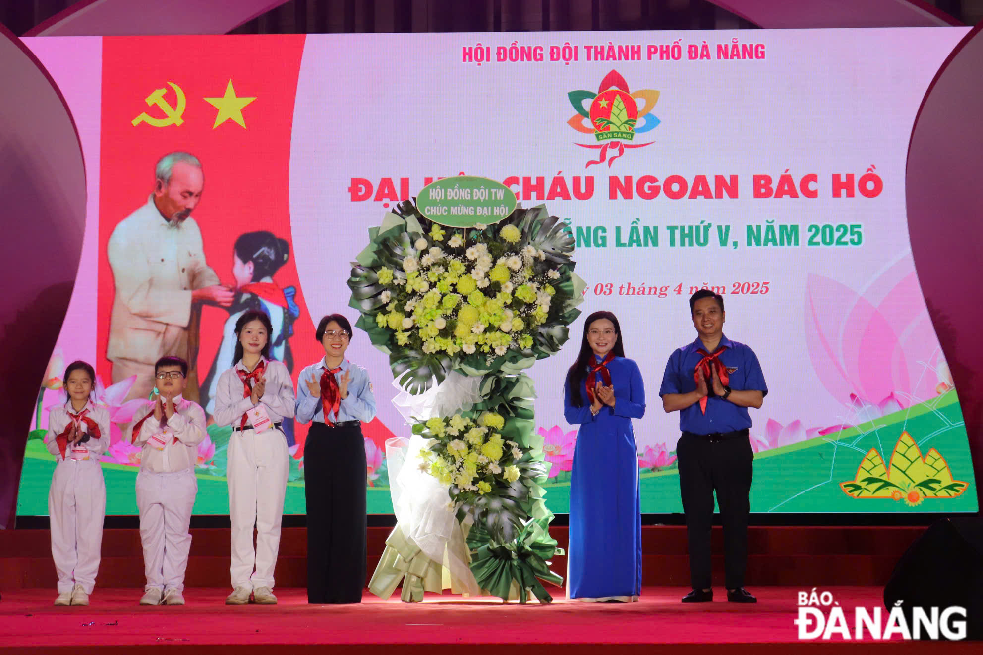 Lãnh đạo Hội đồng Đội Trung ương tặng hoa chúc mừng đại hội. Ảnh: KHÁNH NGÂN