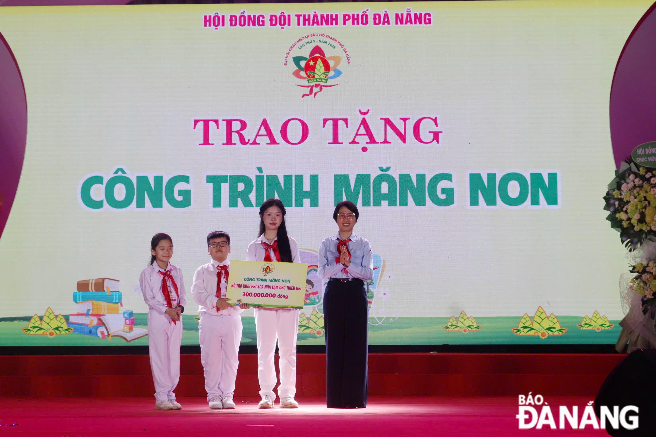 Ban tổ chức tặng “Công trình măng non” hỗ trợ xóa nhà tạm cho thiếu nhi có hoàn cảnh khó khăn với kinh phí 300 triệu đồng. Ảnh: KHÁNH NGÂN