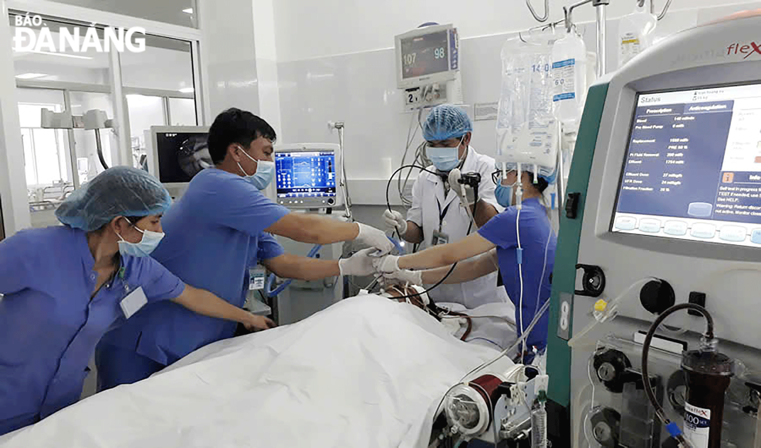 Các bác sĩ Bệnh viện Đà Nẵng tích cực triển khai kỹ thuật Ecmo để kịp thời cứu sống bệnh nhân qua cơn nguy kịch. Ảnh: LÊ HÙNG