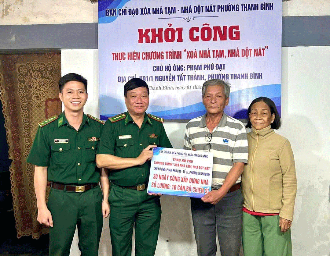 Khởi công sửa chữa nhà cho hộ ông Phạm Phú Đạt, phường Thanh Bình, quận Hải Châu. Ảnh: DOÃN QUANG	