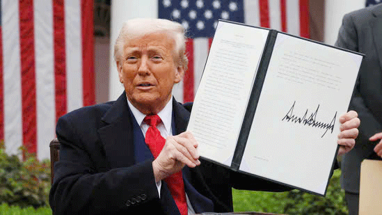 Tổng thống Mỹ Donald Trump công bố quyết định áp thuế đối ứng với hàng hóa nhập khẩu vào nền kinh tế lớn nhất thế giới ngày 3-4. Ảnh: Reuters	