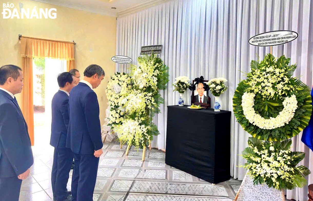 Chủ tịch Lê Trung Chinh viếng nguyên Chủ tịch Đảng Nhân dân Cách mạng Lào, nguyên Chủ tịch nước, nguyên Thủ tướng Chính phủ nước Cộng hòa Dân chủ Nhân dân Lào. Ảnh: P.V