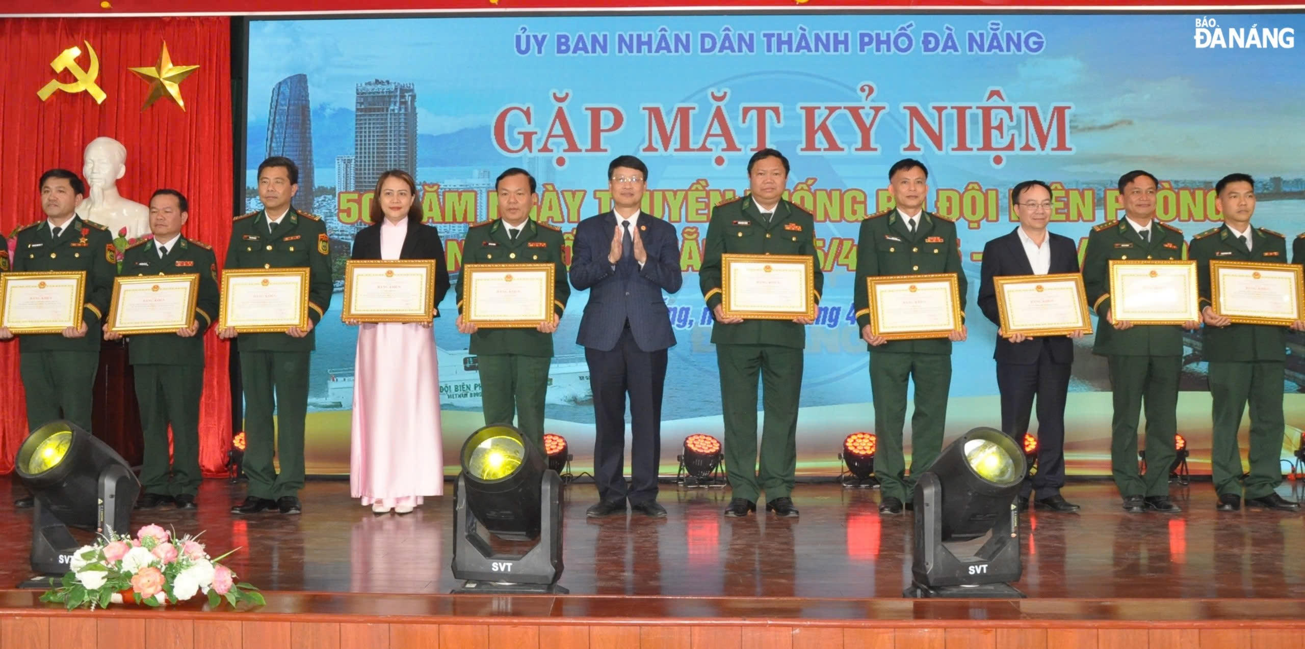 Chủ tịch HĐND thành phố Ngô Xuân Thắng (giữa) tặng bằng khen của Chủ tịch UBND thành phố cho các tập thể và cá nhân. Ảnh: LÊ HÙNG
