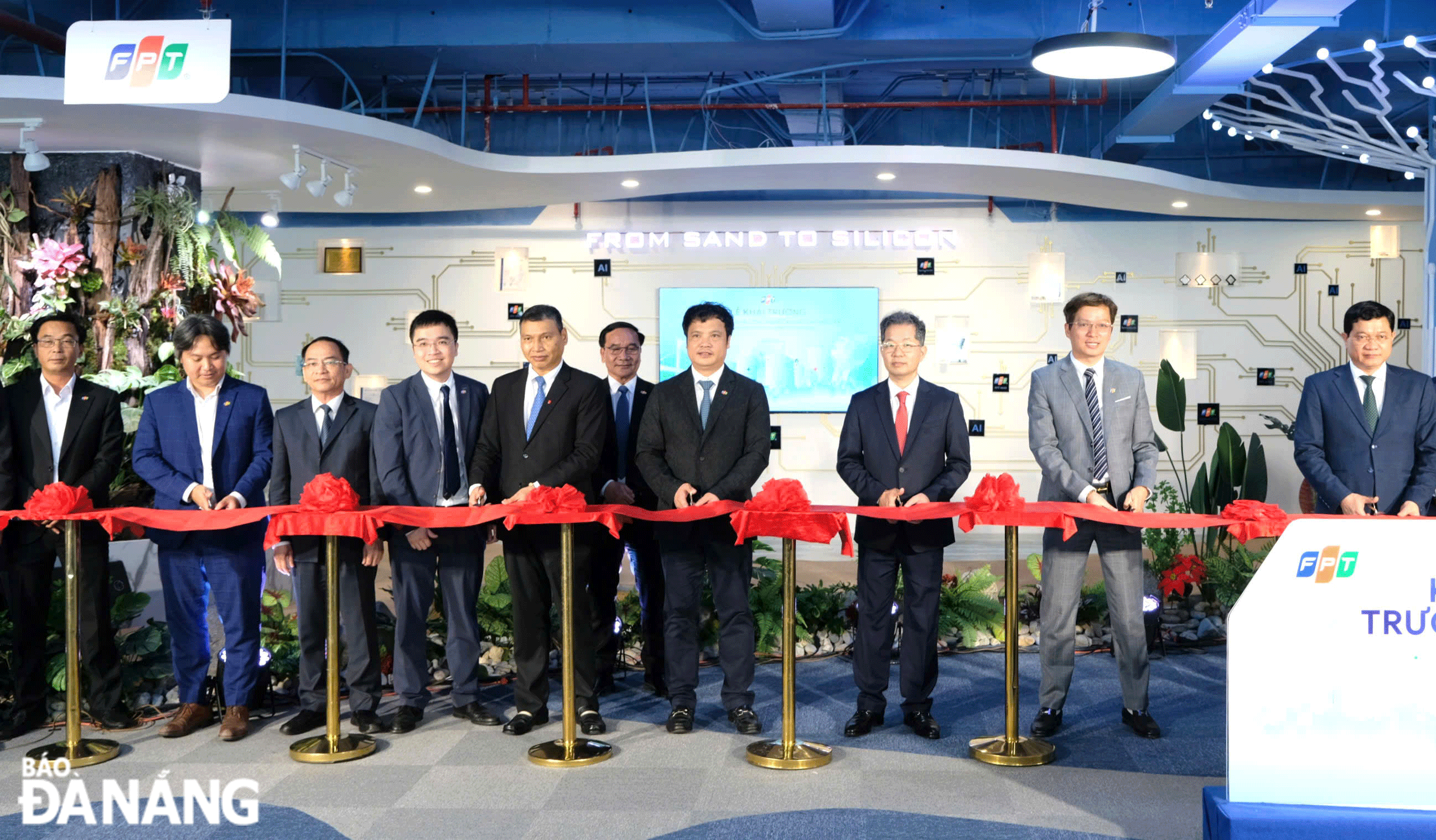 On March 27, the FPT Corporation officially inaugurated its High-Tech and Semiconductor R&D Centre with a total area of ​​nearly 3,000m2 on the 8th floor of the ICT1 building at the Da Nang Software Park No. 2. IN PHOTO: Secretary of the Da Nang Party Committee Nguyen Van Quang (3rd, right) and delegates attended the ribbon-cutting ceremony to inaugurate the R&D Centre. Photo: M.QUE