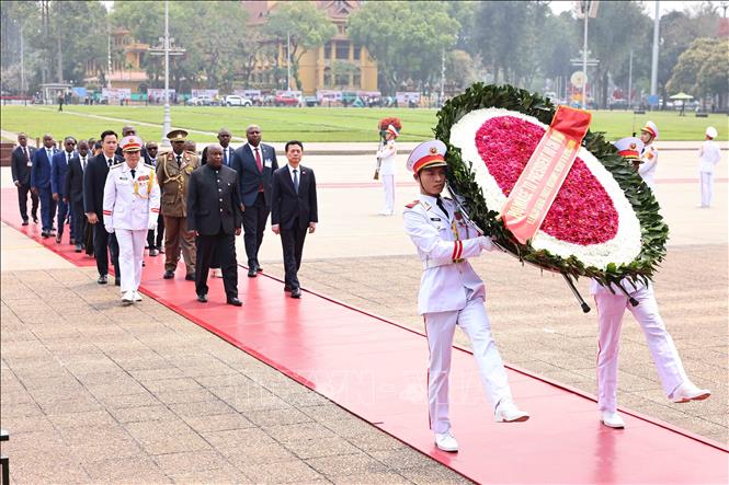 Tổng thống nước Cộng hòa Burundi Évariste Ndayishimiye đặt vòng hoa và vào Lăng viếng Chủ tịch Hồ Chí Minh. Ảnh: Minh Đức/TTXVN