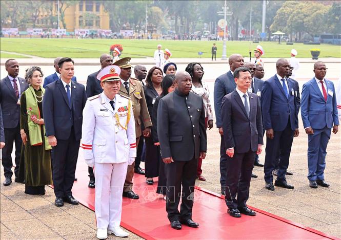 Tổng thống nước Cộng hòa Burundi Évariste Ndayishimiye đặt vòng hoa và vào Lăng viếng Chủ tịch Hồ Chí Minh. Ảnh: Minh Đức/TTXVN