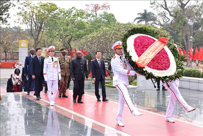 Tổng thống nước Cộng hòa Burundi Évariste Ndayishimiye đặt vòng hoa tại Đài tưởng niệm các Anh hùng liệt sĩ. Ảnh: Minh Đức/TTXVN