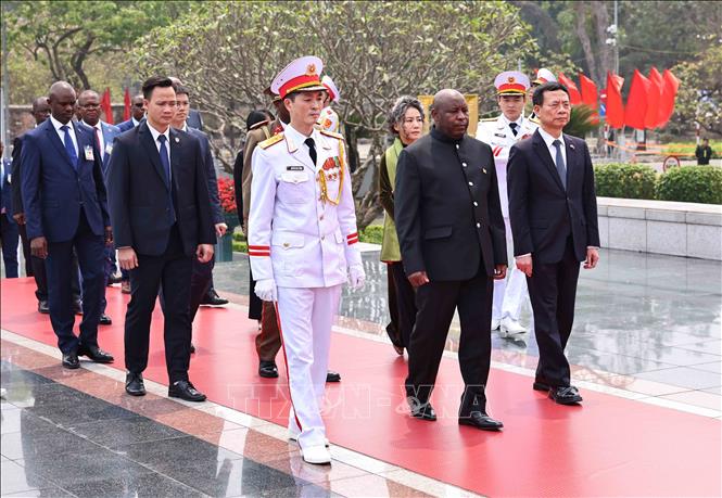 Tổng thống nước Cộng hòa Burundi Évariste Ndayishimiye đặt vòng hoa tại Đài tưởng niệm các Anh hùng liệt sĩ. Ảnh: Minh Đức/TTXVN