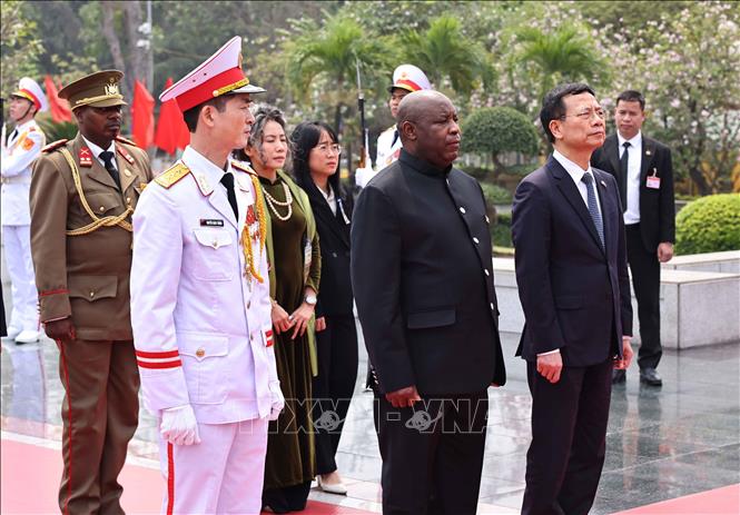 Tổng thống nước Cộng hòa Burundi Évariste Ndayishimiye đặt vòng hoa tại Đài tưởng niệm các Anh hùng liệt sĩ. Ảnh: Minh Đức/TTXVN