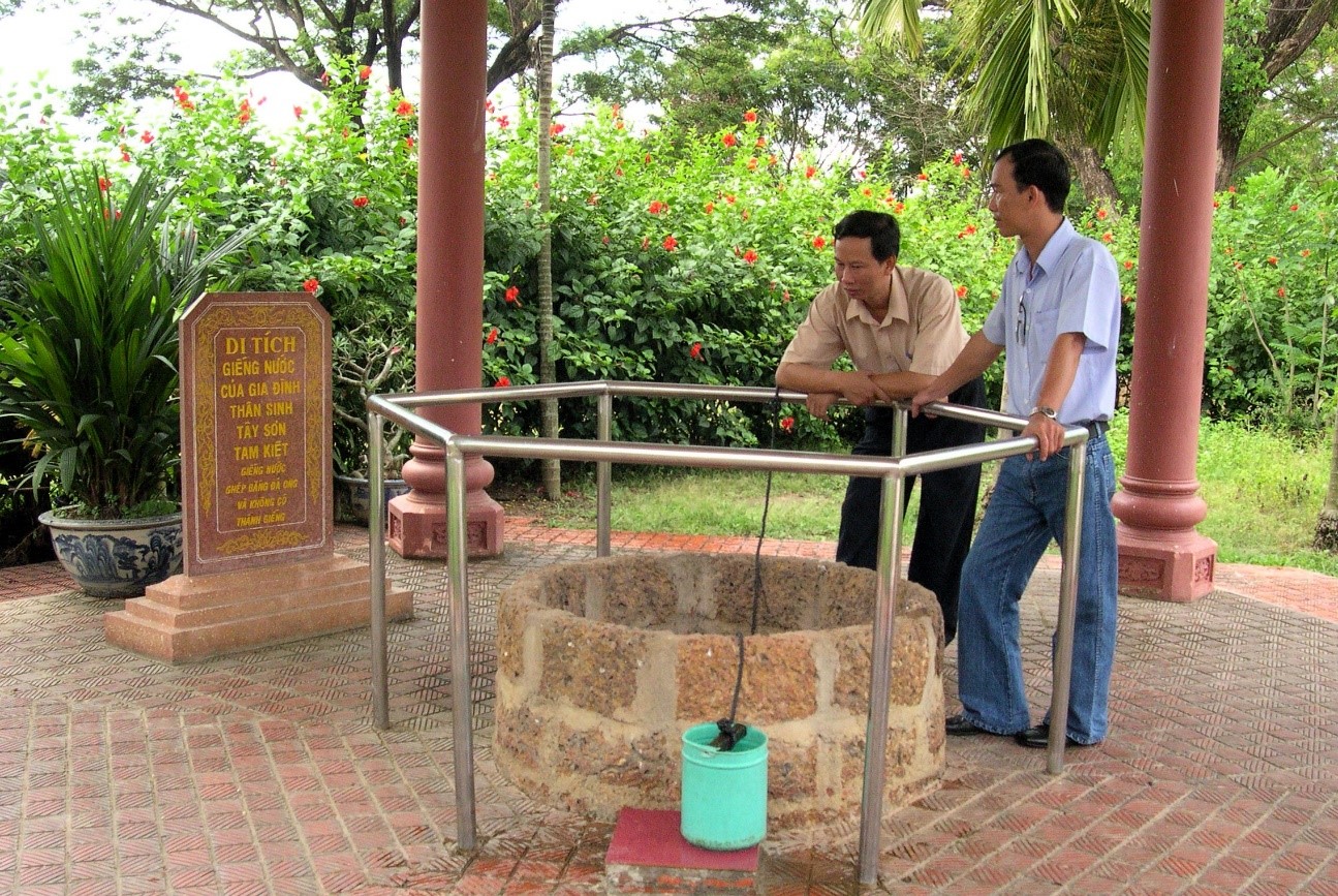Cùng với cây me cổ thụ, giếng nước trong khuôn viên Bảo tàng Quang Trung luôn giữ một vị trí đặc biệt trong lòng người dân địa phương. Ảnh: V.T.L