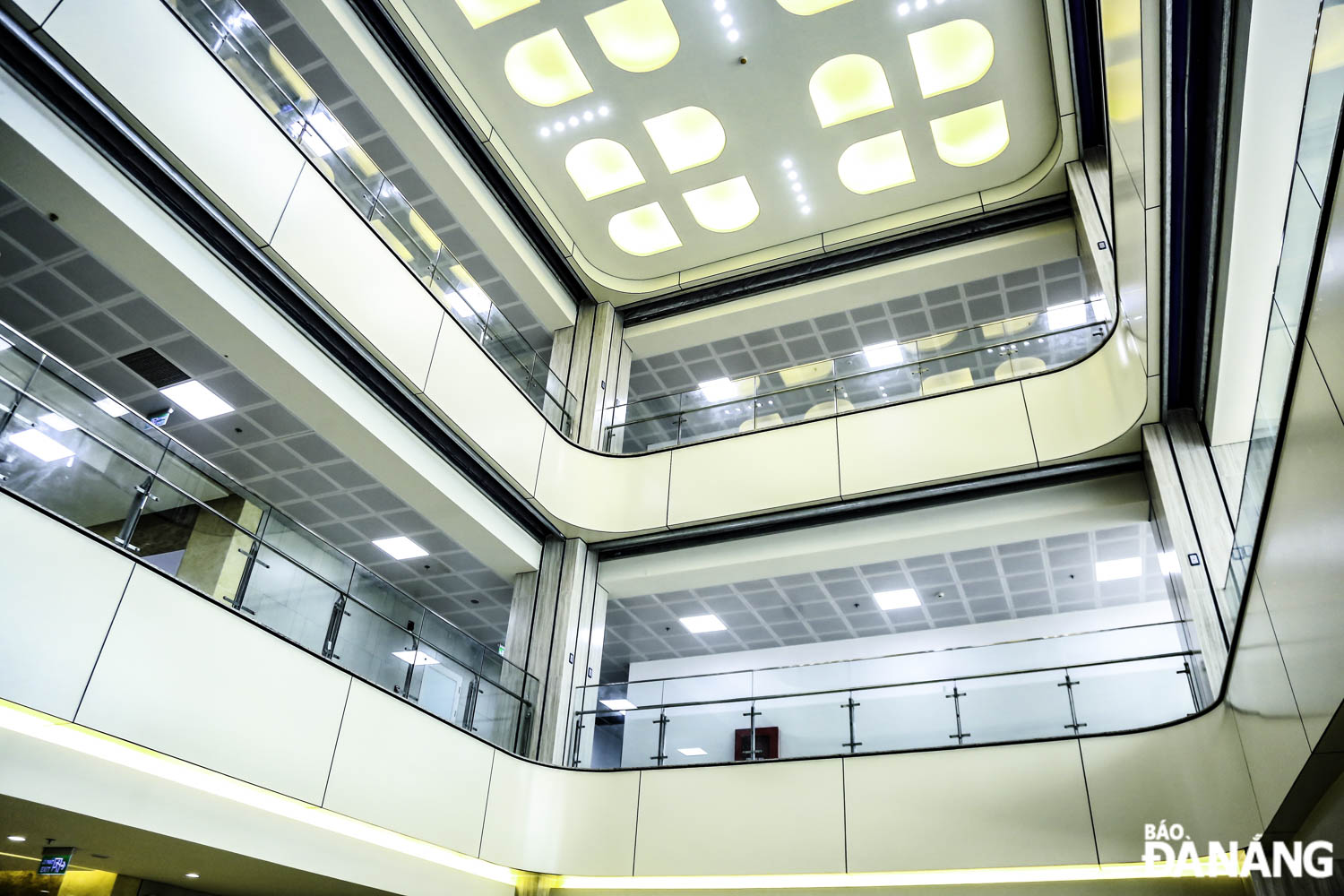 The interior of the 14-storey high-quality examination and treatment building with a basement level and a total of 399 hospital beds.