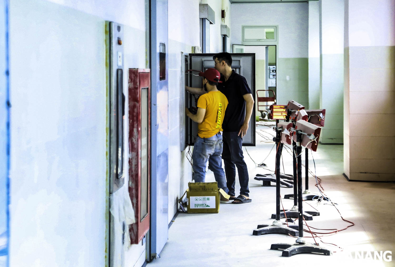The interior of the hospital's operating rooms is gradually being completed in the final stages.