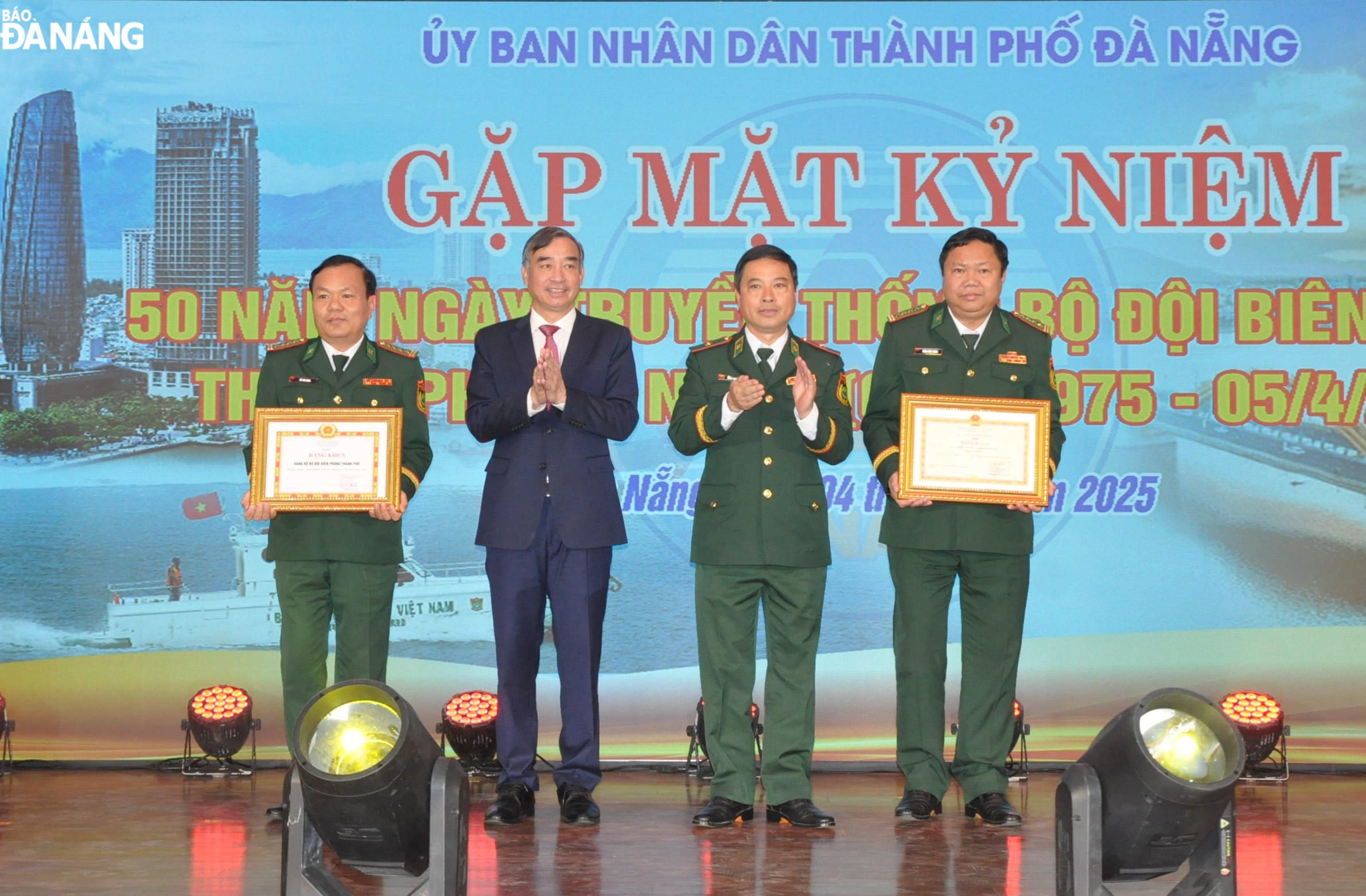 Chairman of the Da Nang People's Committee Le Trung Chinh (2nd from left) and Major General Tran Ngoc Huu (2nd from right) presented Certificates of Merit from the Minister of National Defence and the Standing Board of the municipal Party Committee to the Party Committee of the city's Border Guard. Photo: LE HUNG