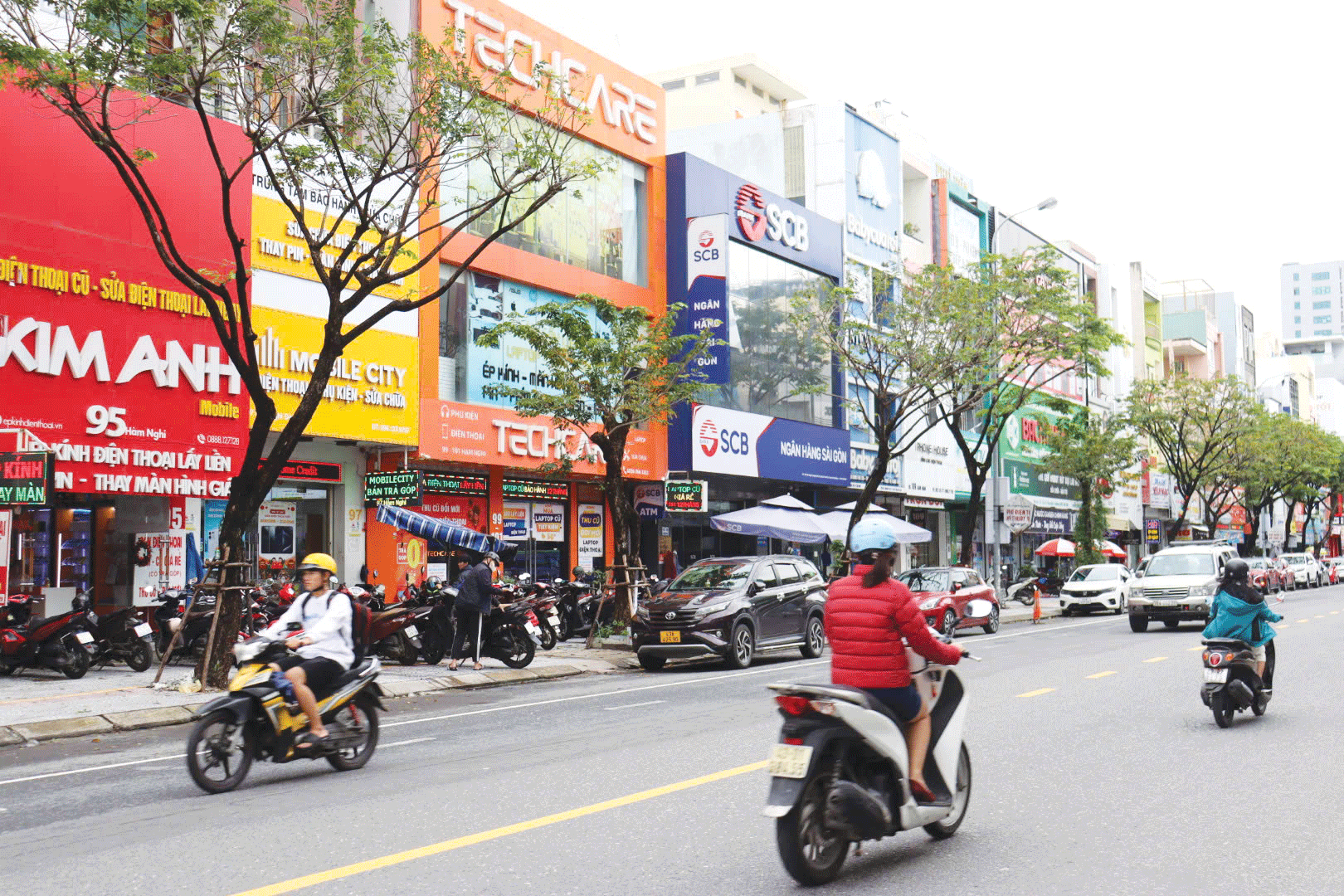 Các tuyến phố chuyên doanh góp phần tạo ra thương hiệu và sản phẩm du lịch độc đáo cho thành phố. TRONG ẢNH: Tuyến phố điện tử kỹ thuật số đường Hàm Nghi. Ảnh: TRẦN TRÚC	
