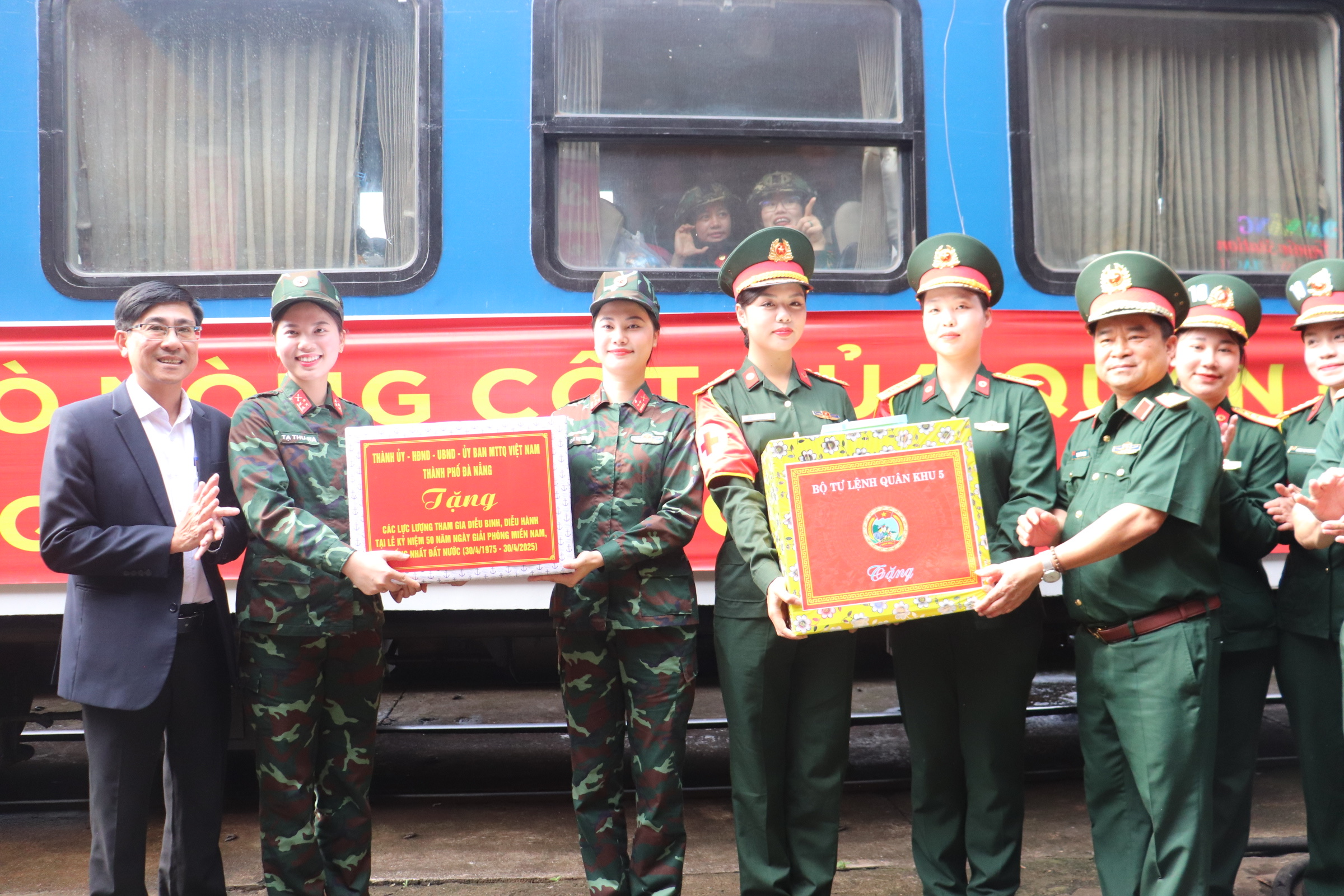 Thành phố và Bộ Tư lệnh Quân khu 5 tặng quà chúc mừng, động viên lực lượng tham gia diễu binh, diễu hành lễ kỷ niệm. Ảnh: KHÁNH NGÂN	