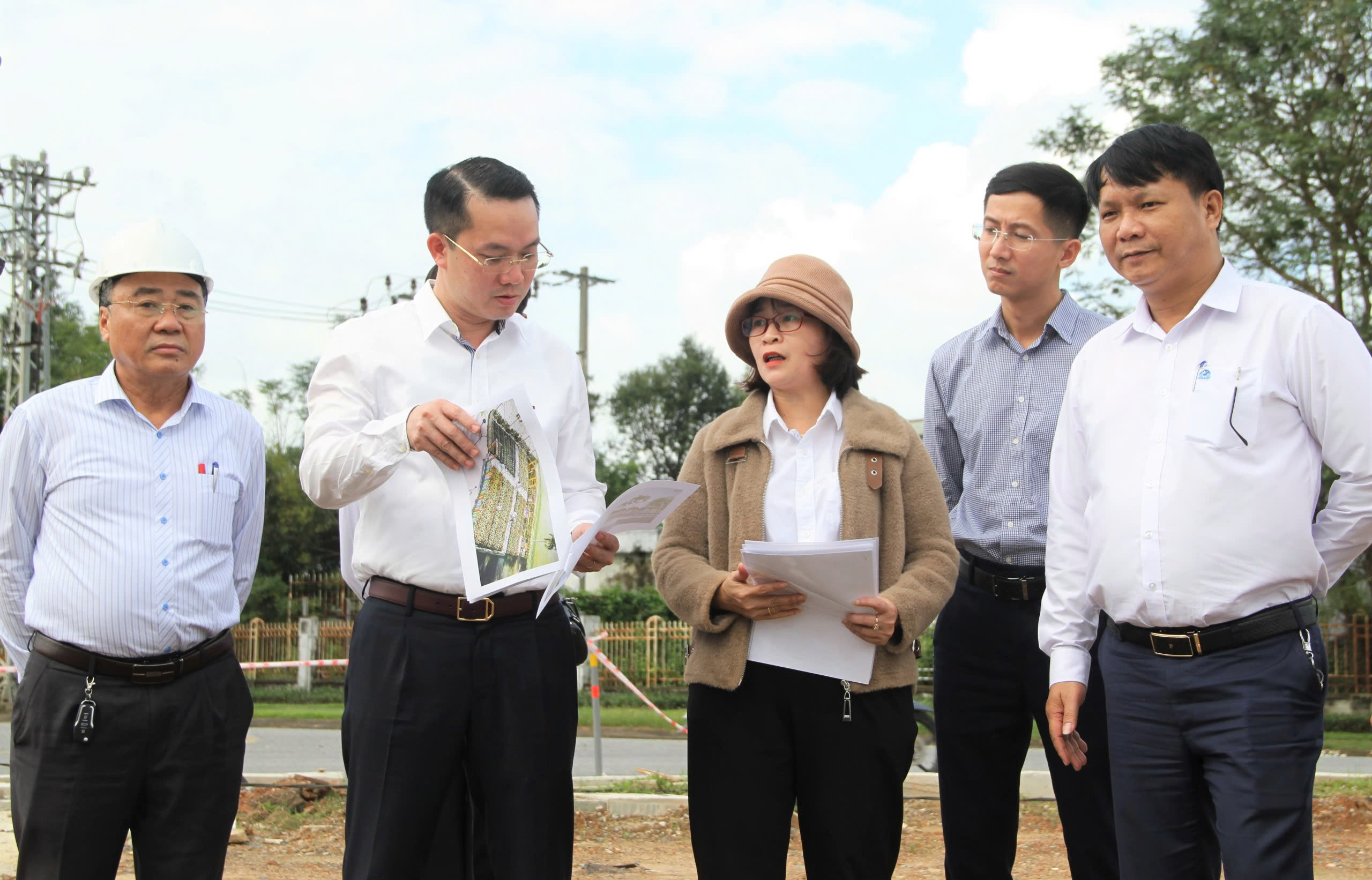 Bí thư Quận ủy Cẩm Lệ Nguyễn Văn Hùng (thứ 2, bên trái sang) kiểm tra công tác xây dựng cơ bản trên địa bàn quận. Ảnh: NGỌC PHÚ