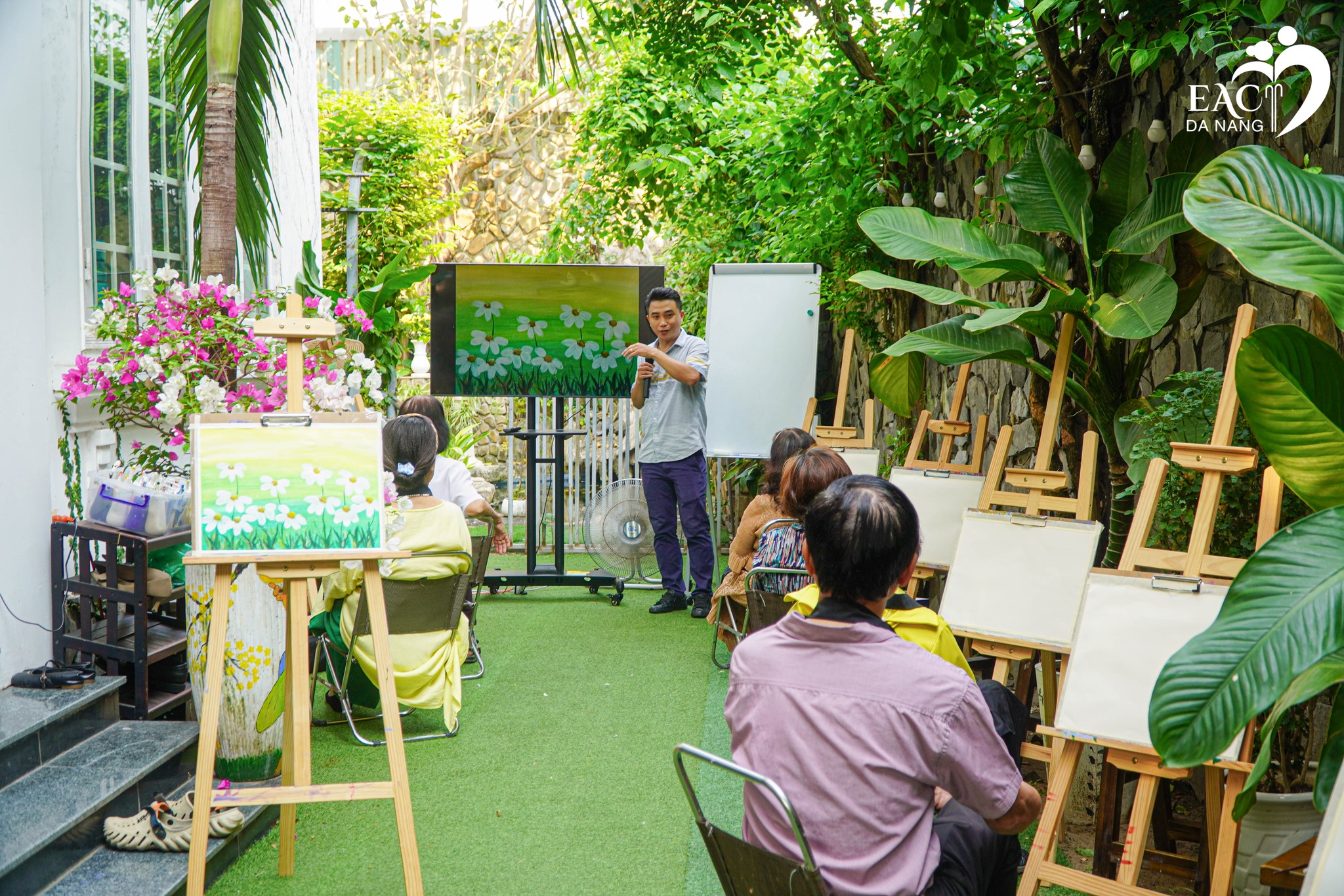 Space of a drawing class for the elderly in Da Nang. Photo: K.N