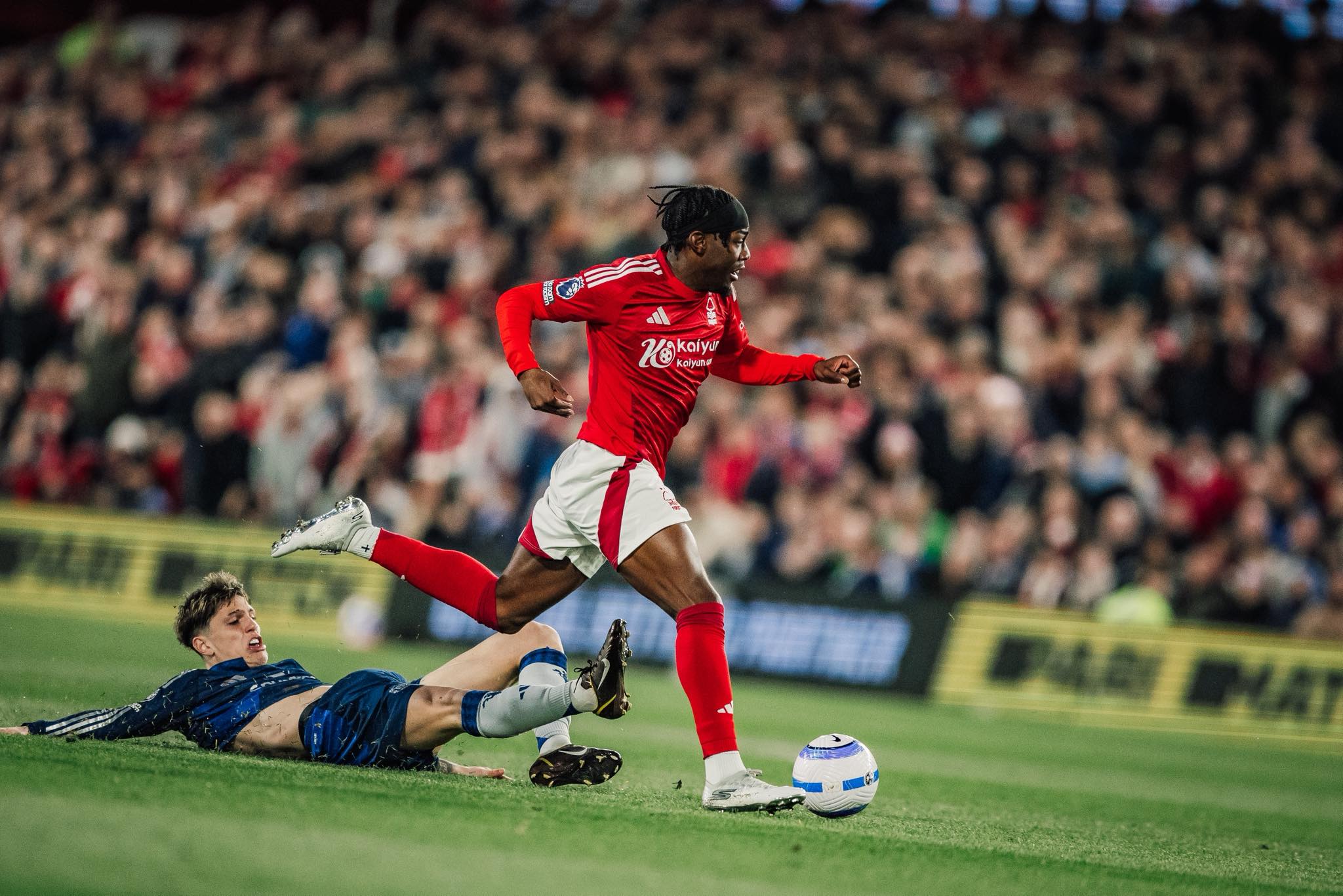 Nottingham Forest (phải) đã bỏ xa M.U trên bảng xếp hạng mùa này. Ảnh: Nottingham Forest