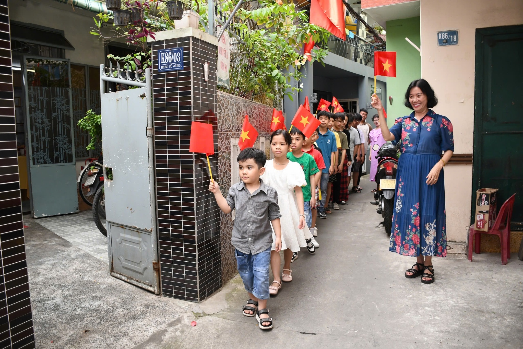 Lớp học hạnh phúc của cô giáo Nhung tổ chức buổi sinh hoạt chào mừng 50 năm Ngày giải phóng thành phố Đà Nẵng. Ảnh: K.N