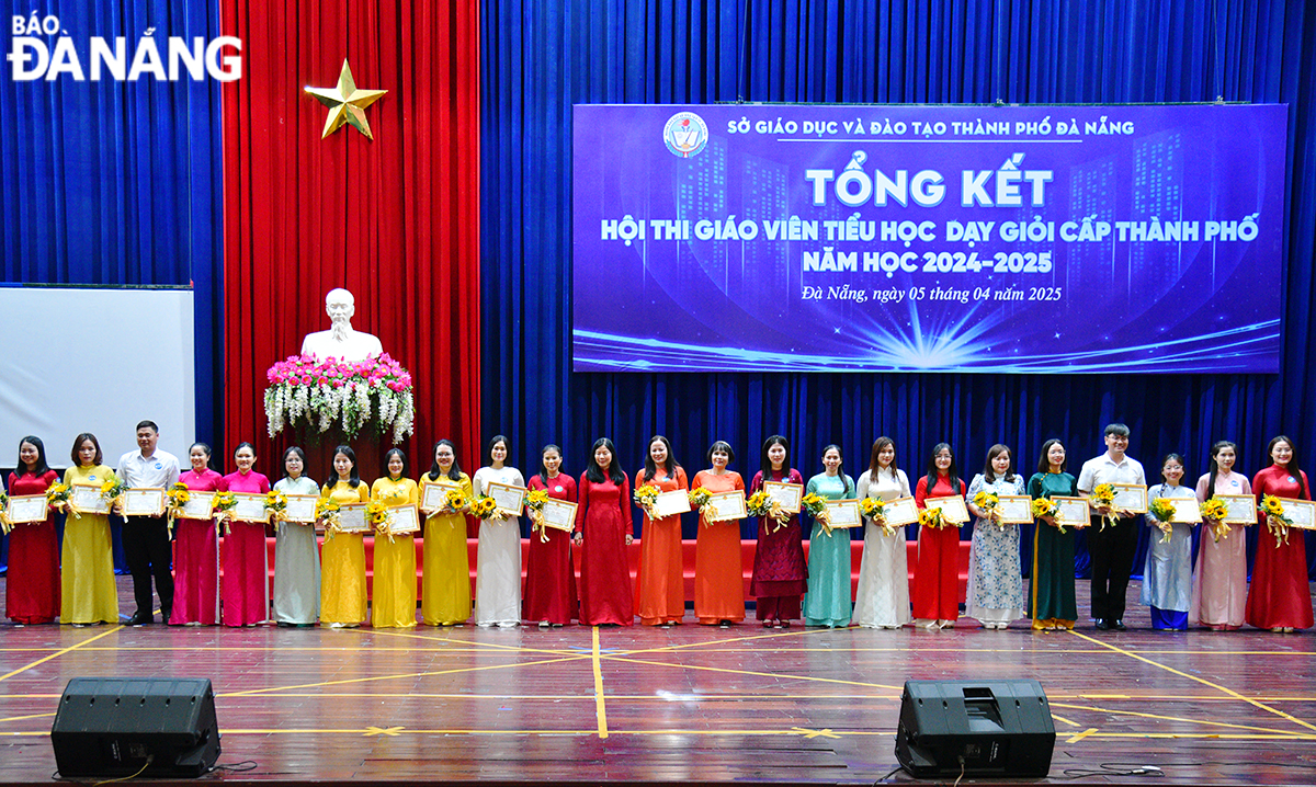 Lãnh đạo Sở Giáo dục trao giấy khen cho các giáo viên tiêu biểu, có thành tích xuất sắc trong hội thi giáo viên giỏi tiểu học cấp thành phố, năm học 2024-2025. Ảnh: KHÔI NGUYÊN