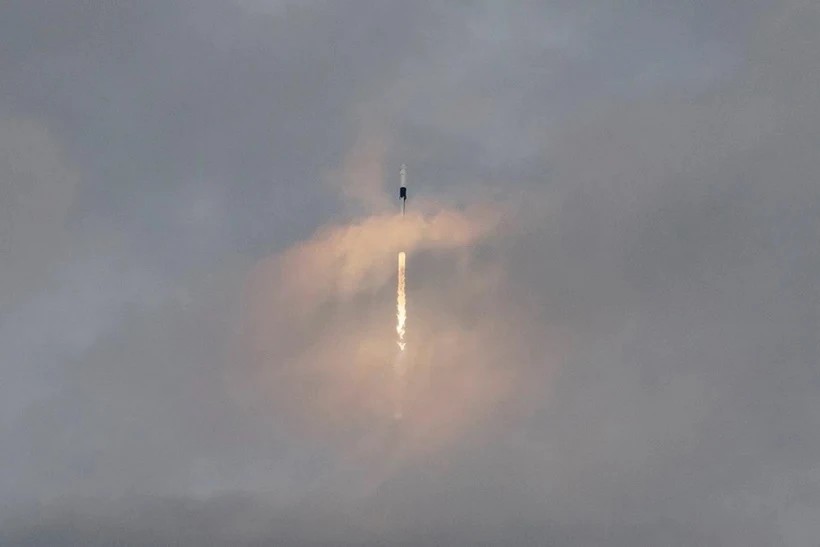 Một tên lửa đẩy của SpaceX mang theo tàu vũ trụ Dragon chở phi hành đoàn tham gia sứ mệnh Axiom Mission 3 rời bệ phóng tại Trung tâm Vũ trụ Kennedy ở Cape Canaveral, Florida, Mỹ, ngày 18/1/2024. (Ảnh: AFP/TTXVN)