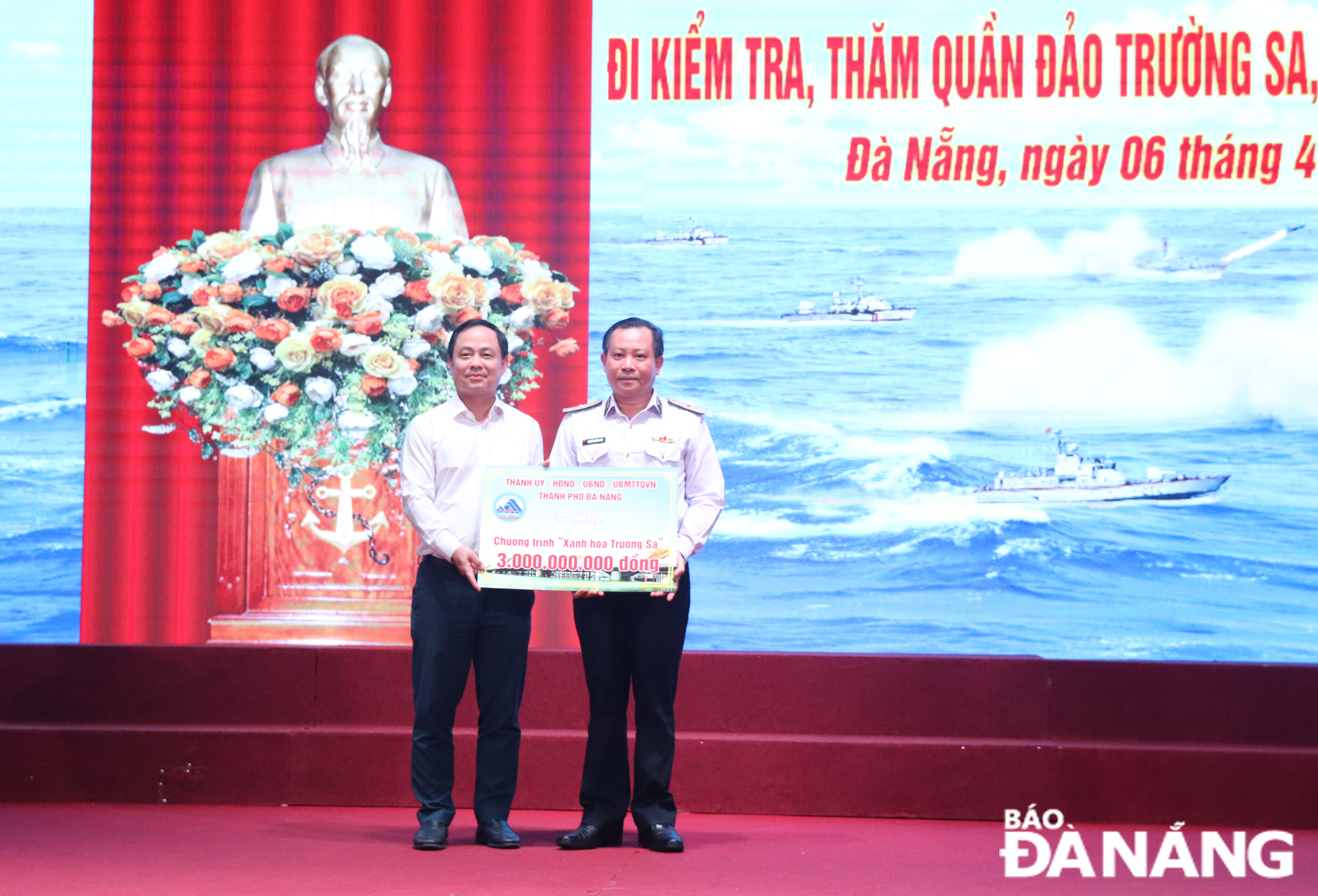 Giám đốc Sở Ngoại vụ thành phố Nguyễn Xuân Bình (trái), đại diện đoàn Đà Nẵng trao tặng quỹ chương trình 