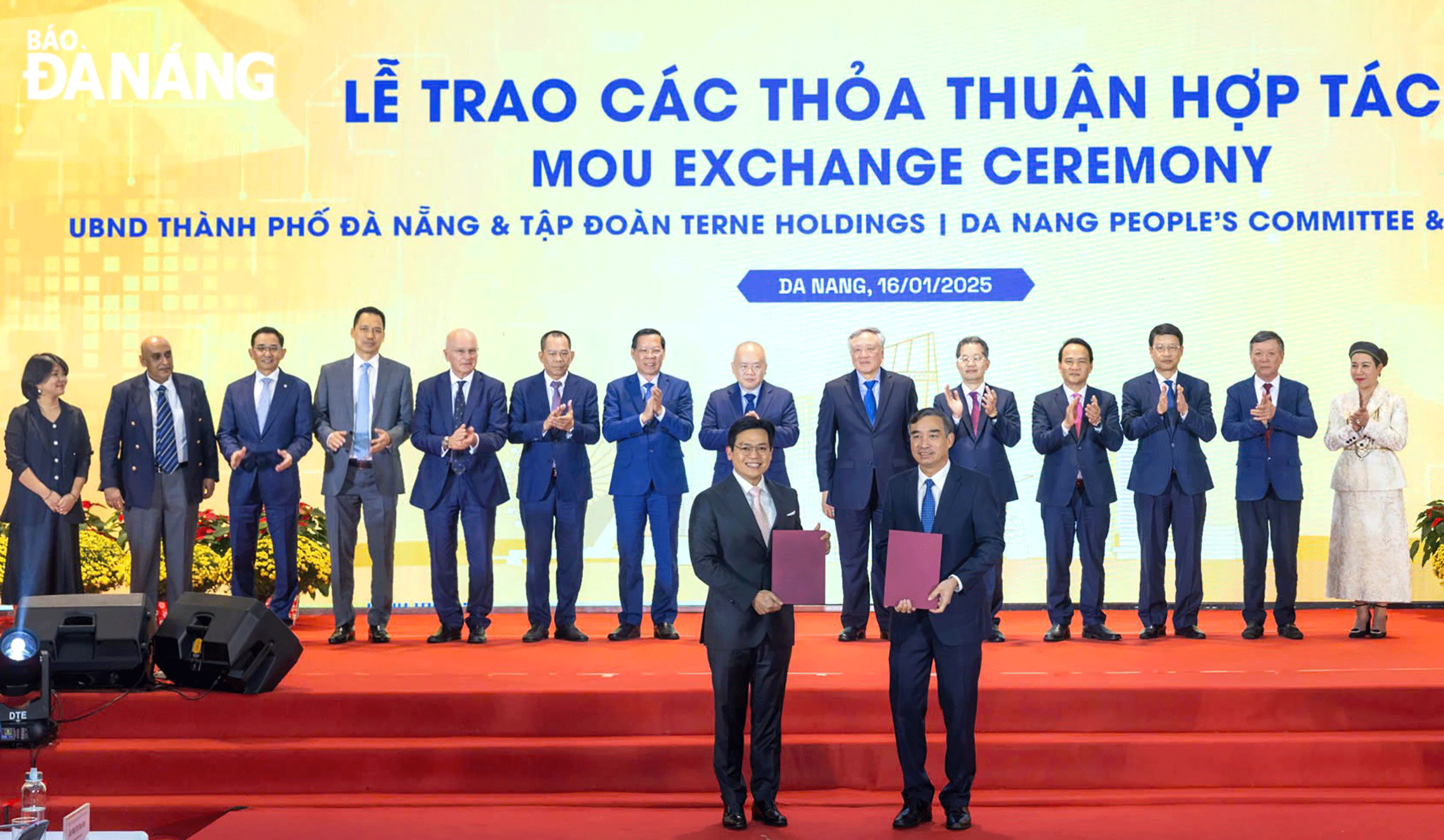 Chủ tịch UBND thành phố Lê Trung Chinh (bên phải) và đại diện Tập đoàn Terne Holdings (Singapore) trao biên bản ghi nhớ tại hội thảo “Phát triển trung tâm tài chính quốc tế tại Việt Nam” do UBND thành phố phối hợp Bộ Kế hoạch và Đầu tư (nay là Bộ Tài chính) tổ chức vào ngày 16-1-2025. Ảnh: M.QUẾ