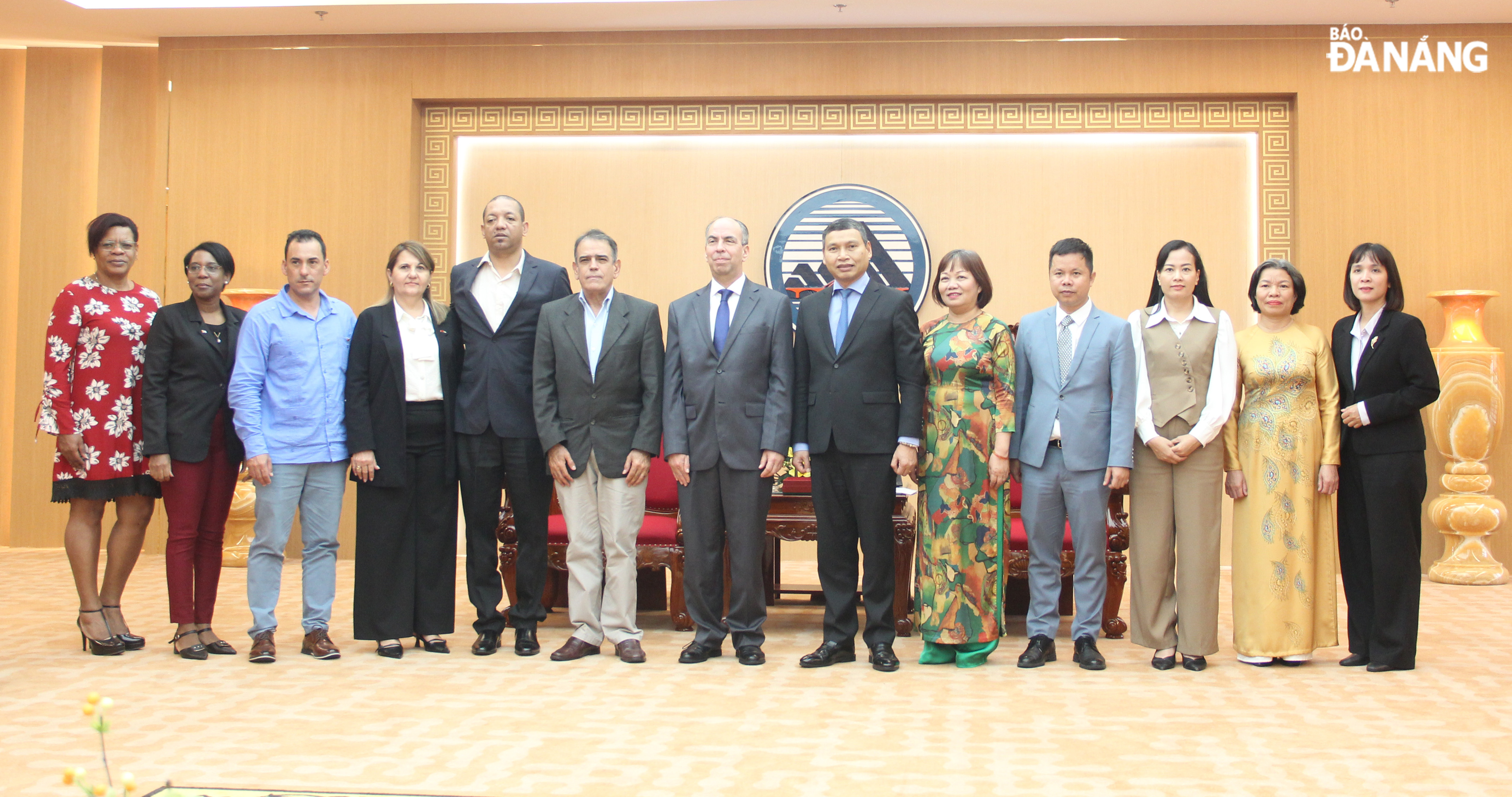 Standing Vice Chairman of the Da Nang People's Committee Ho Ky Minh (6th, right) and city leaders took a souvenir photo with the working delegation of Cuba. Photo: X.HAU