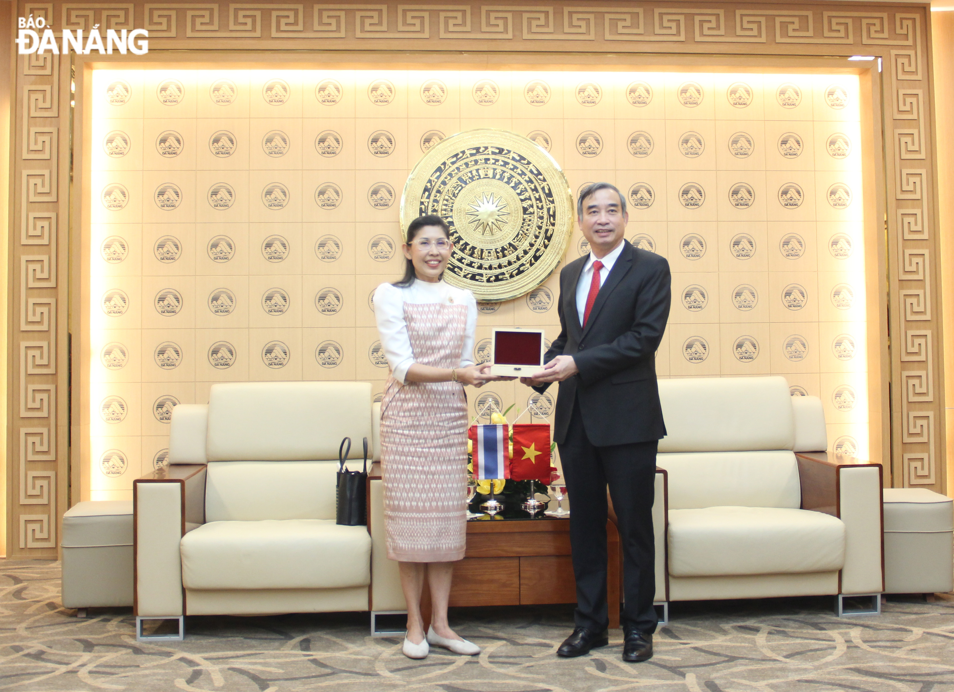 Chairman of the Da Nang People's Committee Le Trung Chinh presented a souvenir to Ambassador Extraordinary and Plenipotentiary of Thailand to Viet Nam Urawadee Sriphiromya. Photo: XUAN HAU