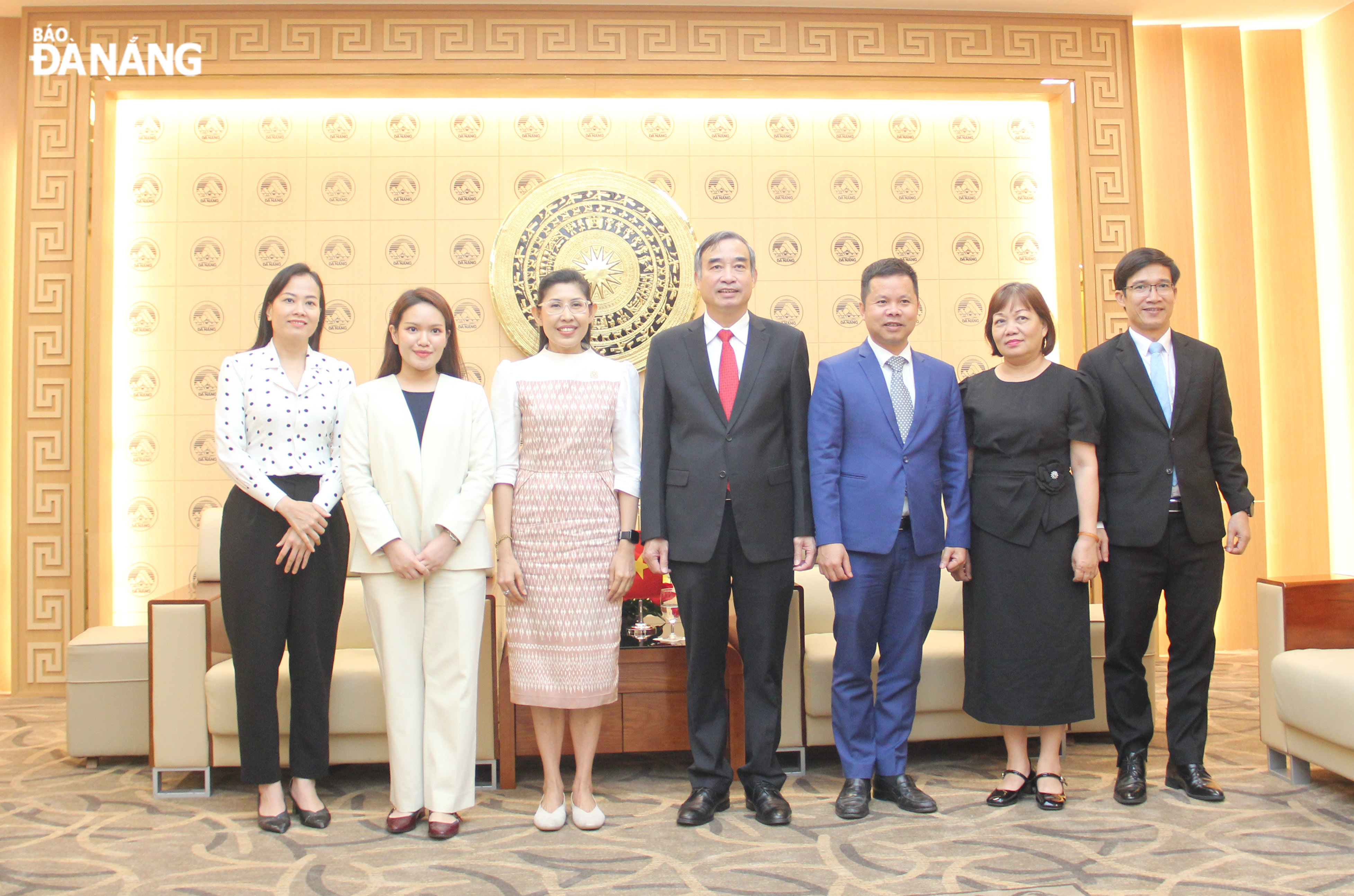 Chairman of the Da Nang People's Committee Le Trung Chinh (middle) and leaders of the municipal People's Committee Office, departments and branches took a souvenir photo with the Thai delegation. Photo: XUAN HAU