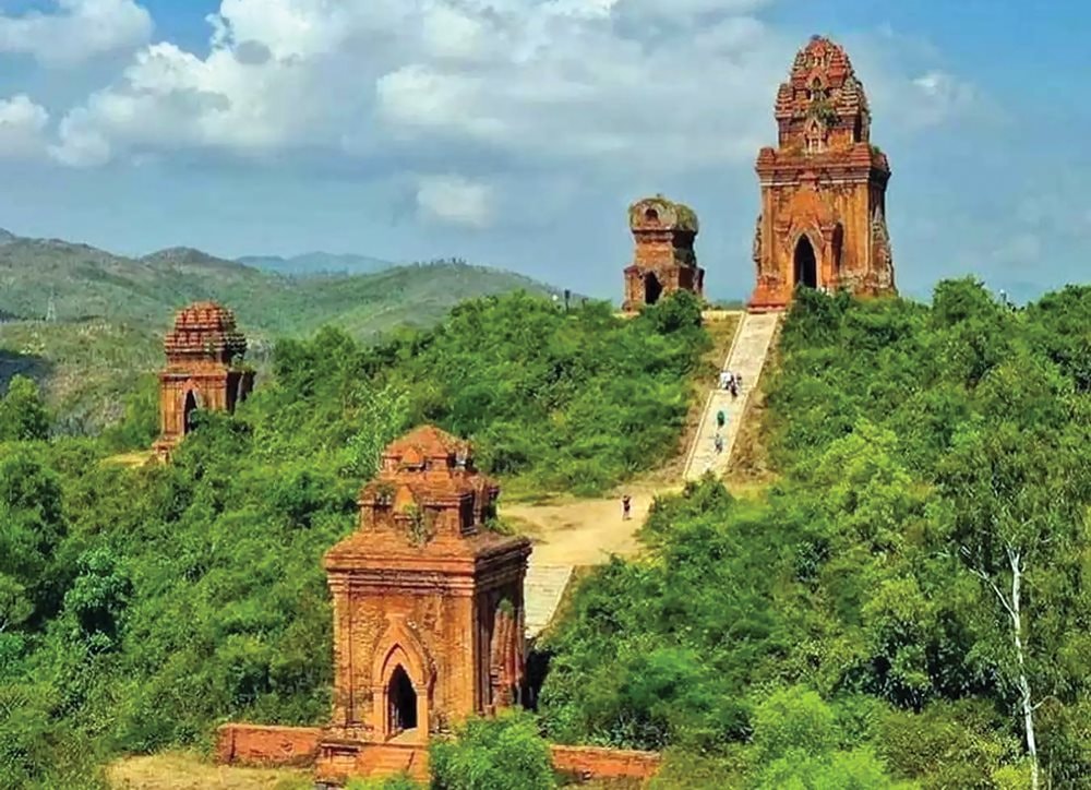 Toàn cảnh cụm tháp Bánh Ít với bốn ngọn tháp nổi bật trên nền trời xanh. Ảnh: Tư liệu