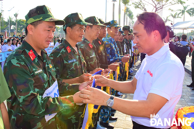 Phó Bí thư Thường trực Thành ủy, Bí thư Đảng ủy Các cơ quan Đảng thành phố Nguyễn Đình Vĩnh tặng cờ lưu niệm cho các đơn vị dự giải. 