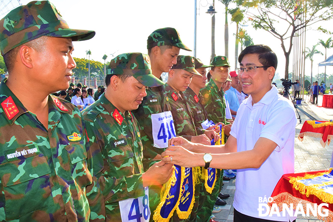 Trưởng ban Tuyên giáo và Dân vận Thành ủy Trần Thắng Lợi tặng cờ lưu niệm cho các đơn vị dự giải.
