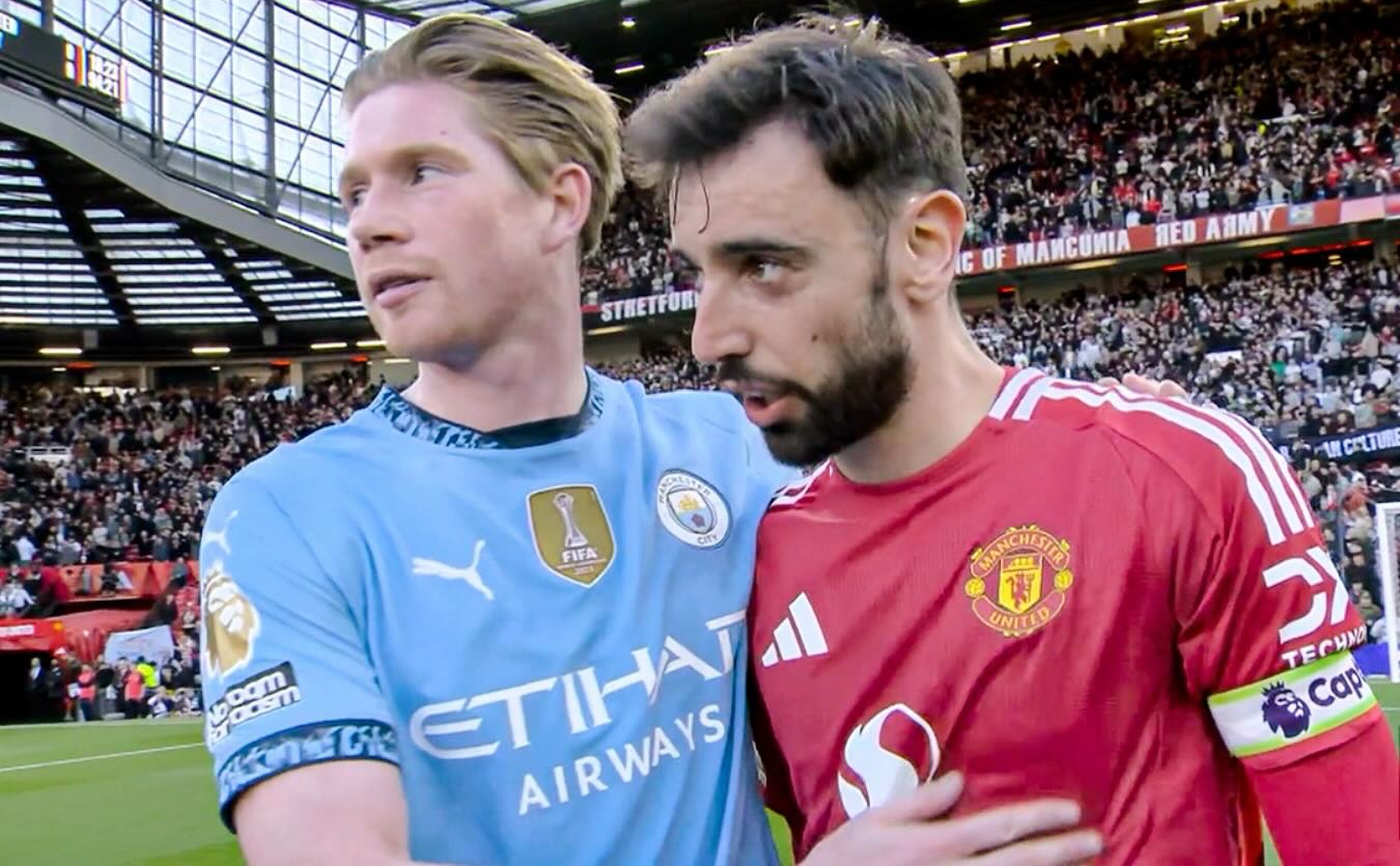 Kevin de Bruyne (trái) và Bruno Fernandes tạm biệt nhau sau trận derby Manchester cuối cùng của tiền vệ người Bỉ. Ảnh: sportbible ​​​​​​​