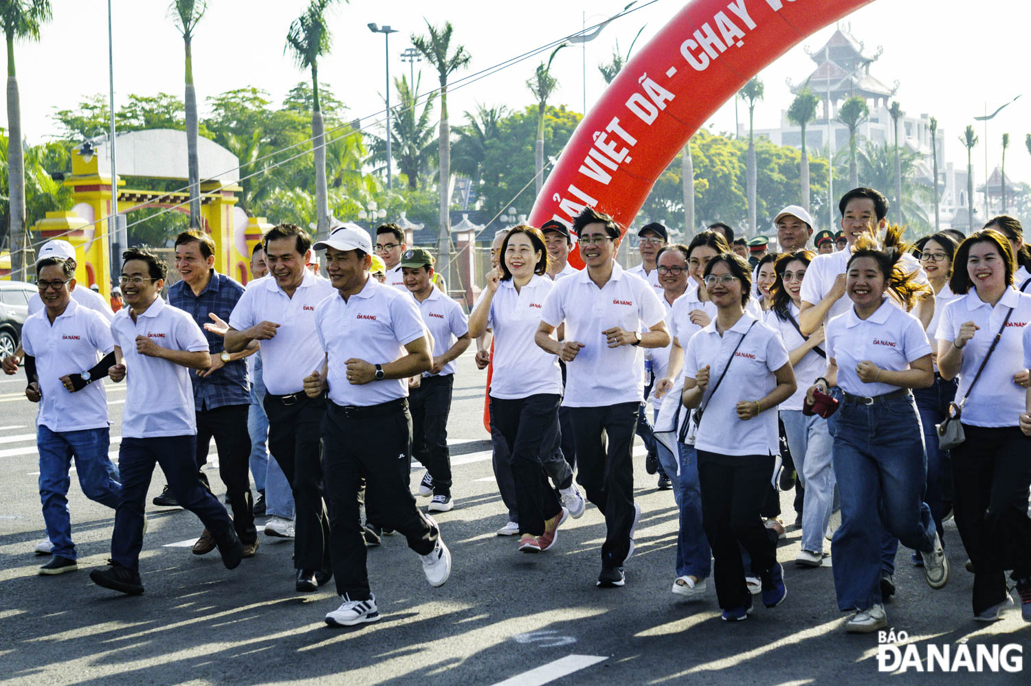 Các đại biểu tham gia chạy đồng hành tại giải.