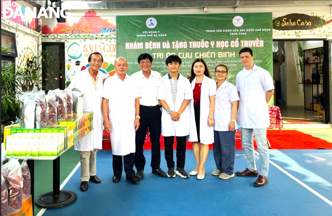 Huỳnh Văn Vũ (thứ 4, bên trái sang) và các lương y thuộc Hội Đông y thành phố tổ chức khám bệnh, phát thuốc miễn phí cho các cựu chiến binh trên địa bàn quận Sơn Trà vào cuối tháng 3-2025. Ảnh: THANH XUÂN