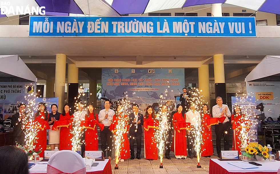 Các đại biểu cắt băng khai mạc hội nghị khoa học và triển lãm công nghệ của học sinh, sinh viên năm 2024-2025. Ảnh: THU HÀ
