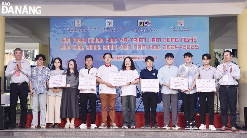 Ban tổ chức trao giải Ý tưởng cho các sản phẩm tham gia Triển lãm công nghệ của học sinh, sinh viên  năm 2024-2025. Ảnh: THU HÀ.