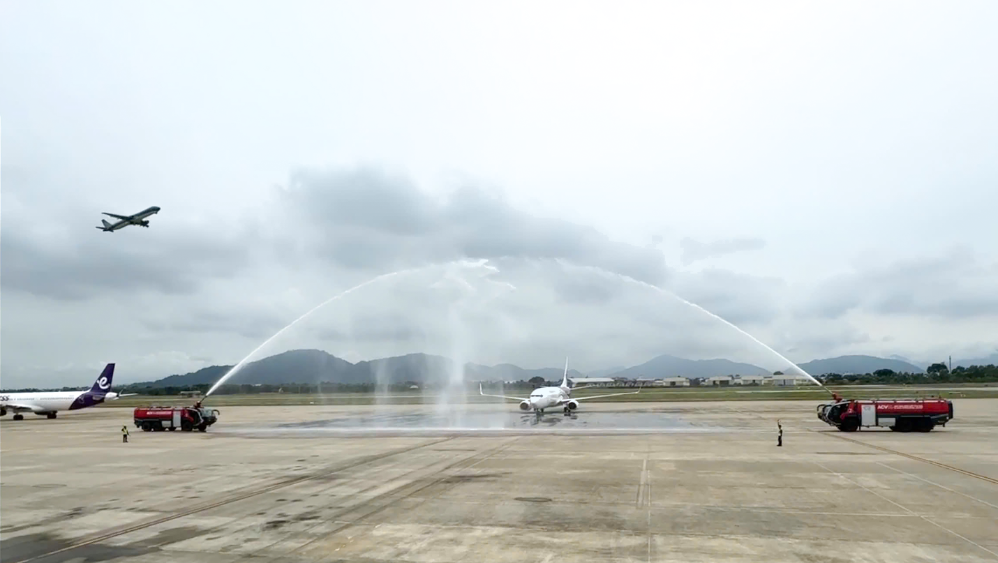 The Da Nang International Airport has potential and advantages in developing the aviation logistics industry and high-quality transportation services. Here is a scene of the ceremony to welcome the first flight of Malaysia Airlines from Kuala Lumpur to Da Nang. Photo: GIA PHUC